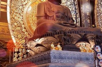 Tượng Phật trong chùa