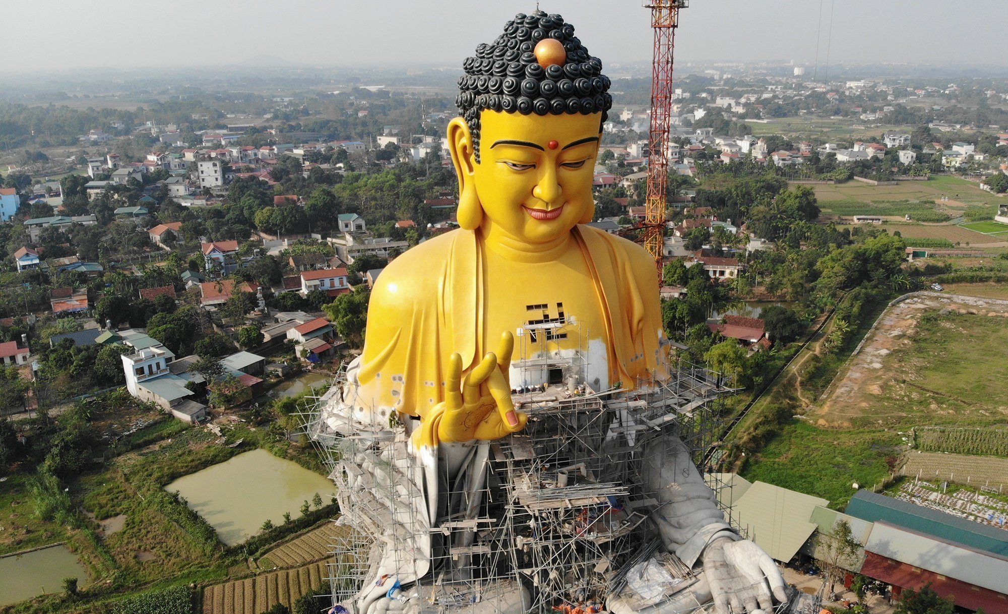Dựng tượng Phật A Di Đà