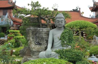 Tượng Đức Phật trong khuân viên