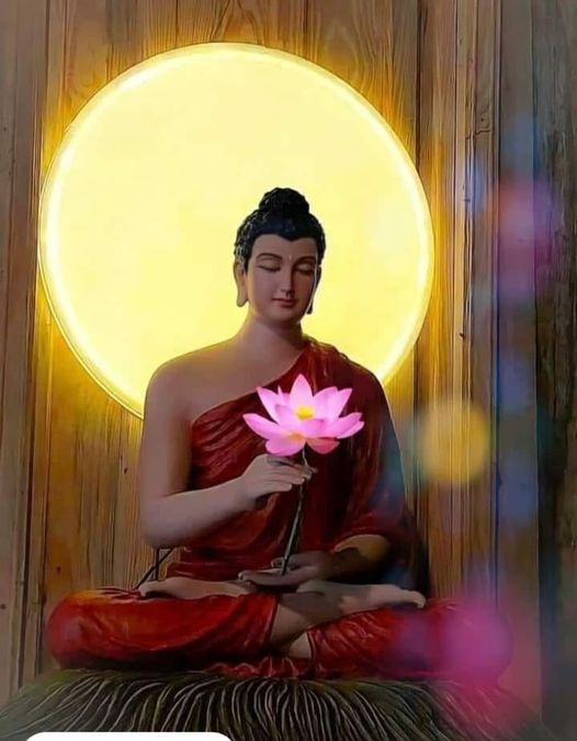 Phật cầm hoa sen
