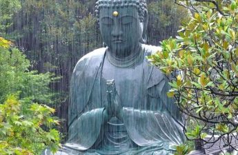Tượng Phật dưới mưa