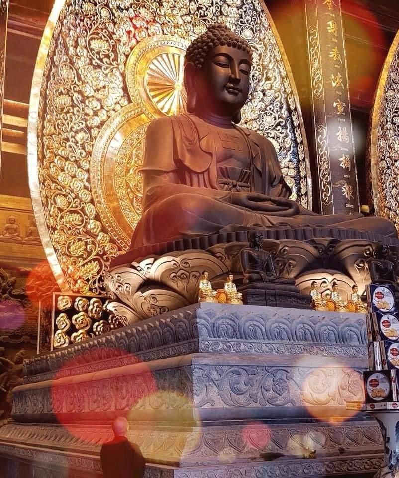 Tượng Phật trong chùa
