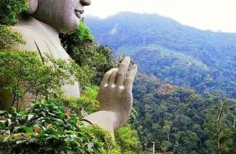 Tượng Phật trong núi