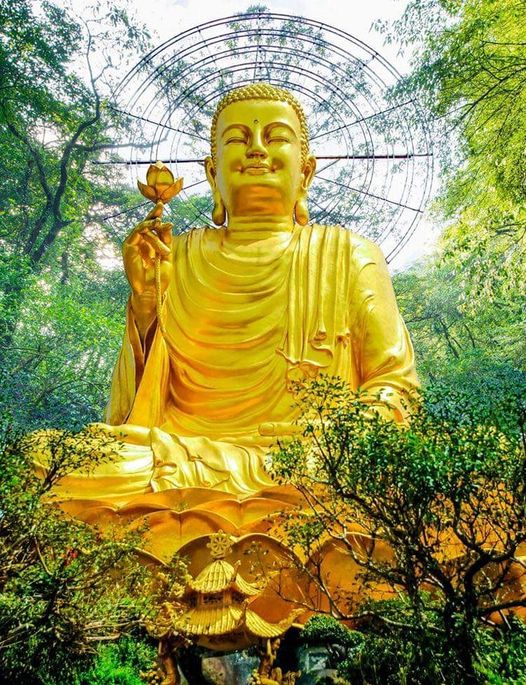 Tượng vàng Đức Phật cầm sen